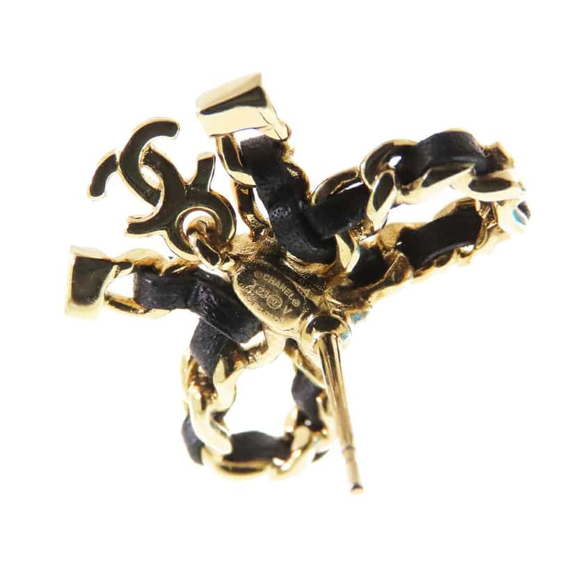 Chanel CC Leather Woven Gold Plated Bow Earrings Gold Metal Good condition - Model View