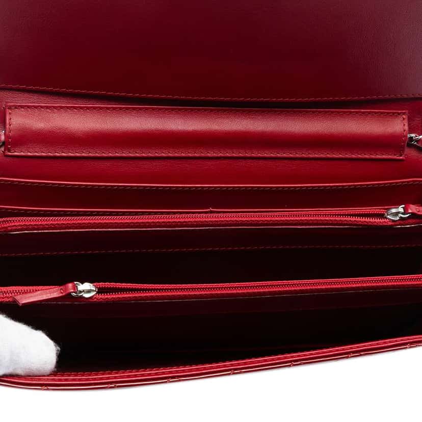 Chanel Quilted Patent Brilliant East West Flap Clutch with Chain Red Leather Good condition - Model View