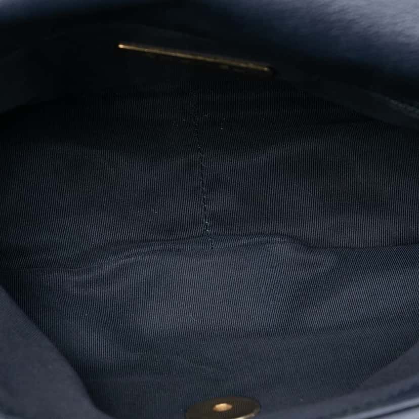 Chanel Medium Lambskin 19 Flap Black Leather Very good condition - Model View