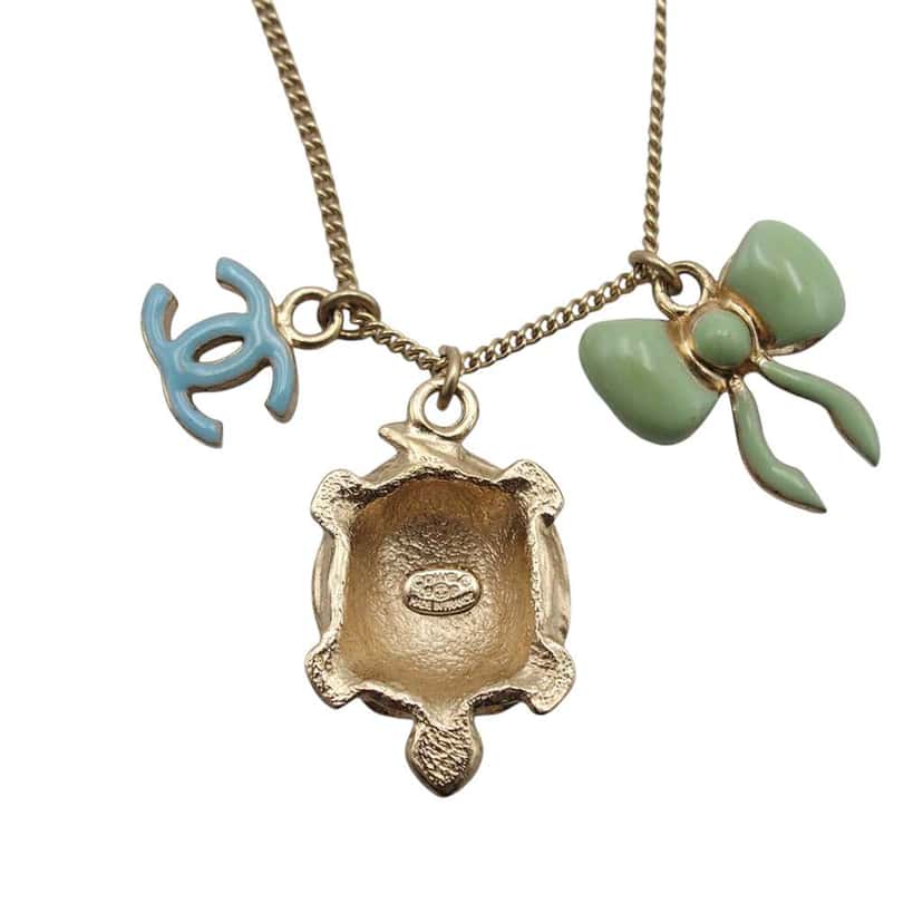 Chanel Gold Plated Lacquered CC Turtle and Ribbon Pendant Necklace Gold Metal Good condition - Model View