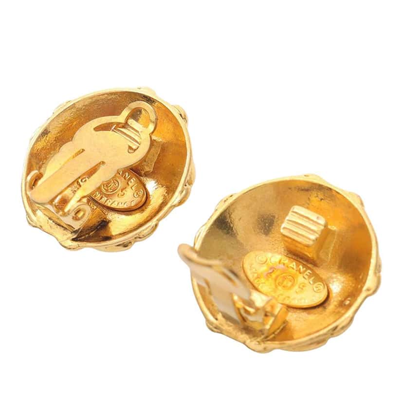 Chanel Gold Plated Overlapping CC Round Clip On Earrings Gold Metal Good condition - Model View