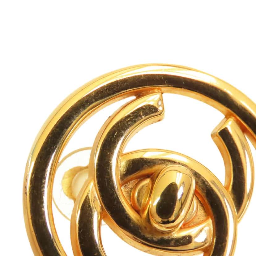 Chanel Gold Plated CC Encircled Turn Lock Clip On Earrings Gold Metal Good condition - Model View
