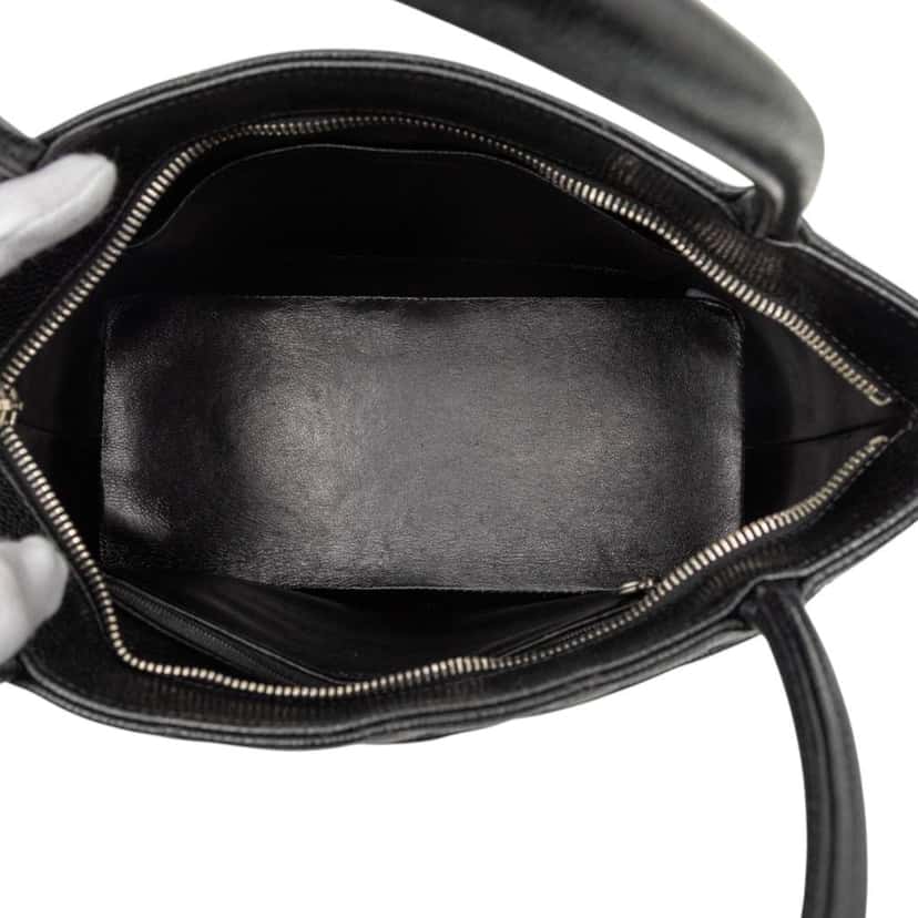 Chanel Caviar Medallion Tote Black Leather Good condition - Model View