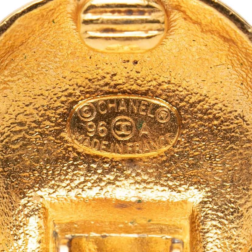 Chanel CC Quilted Gold Plated Round Clip On Earrings Gold Metal Very good condition - Model View