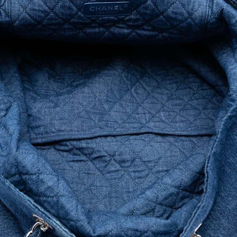 Chanel Printed Denim Shopping Tote Blue Denim Very good condition - Model View