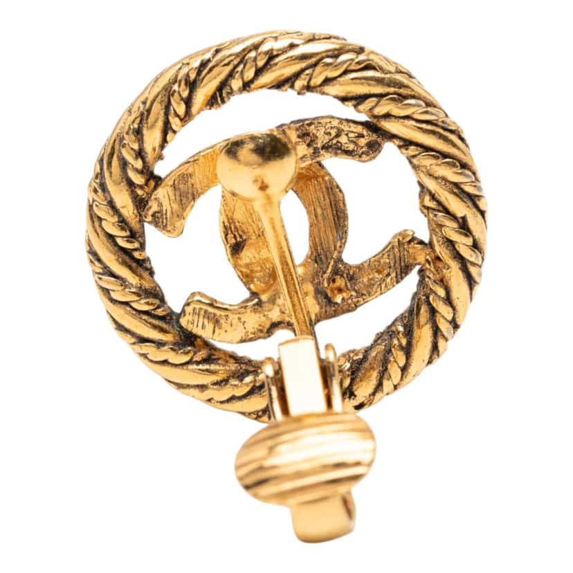 Chanel CC Gold Plated Round Clip on Earrings Gold Metal Very good condition - Model View