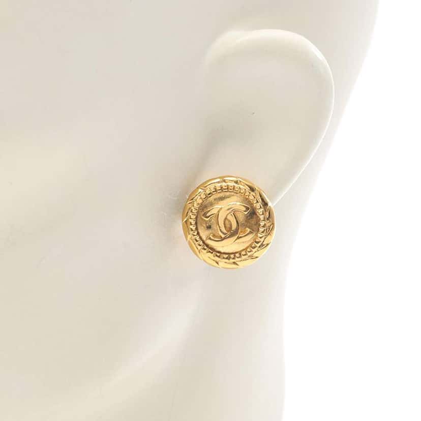 Chanel CC Gold Plated Round Clip On Earrings Gold Metal Good condition - Model View