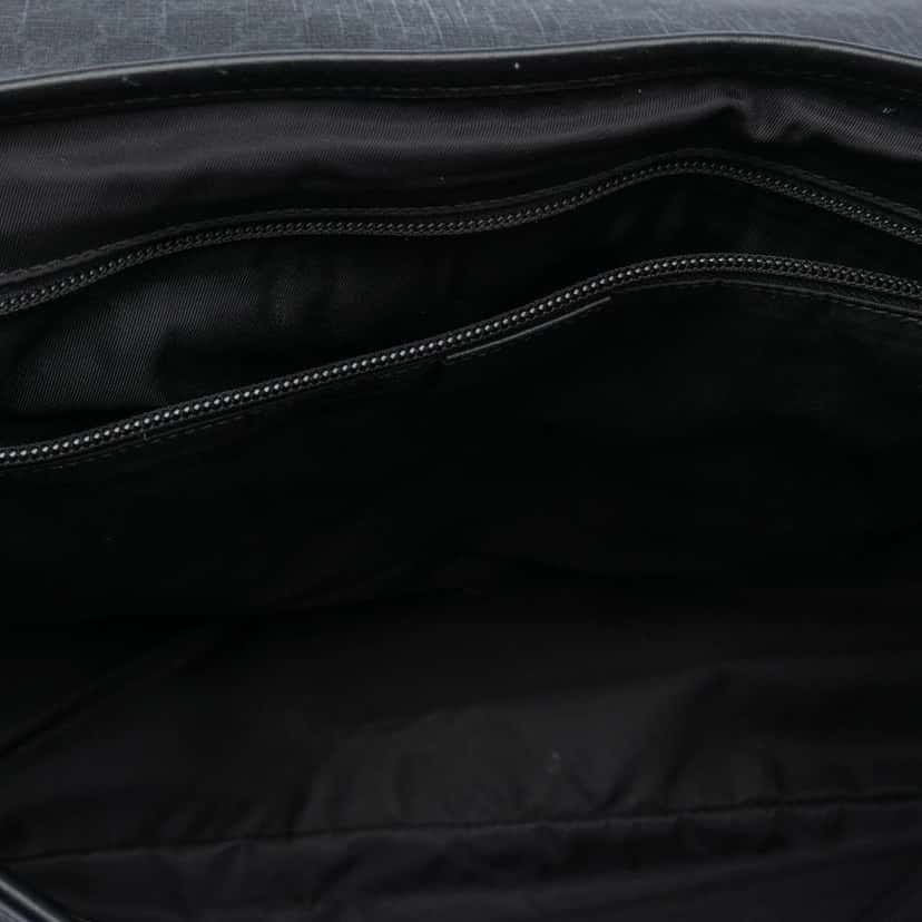 Gucci GG Supreme Messenger Bag Black Canvas Good condition - Model View