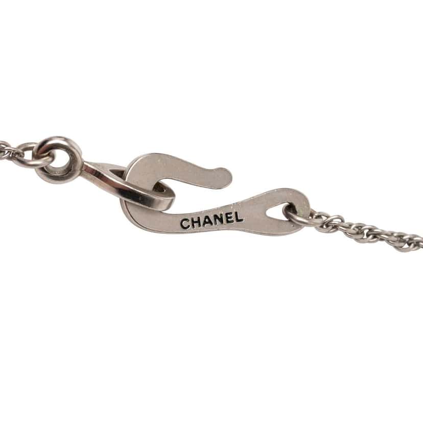 Chanel Silver Plated Rhinestone Flower Pendant Necklace Silver Metal Very good condition - Model View