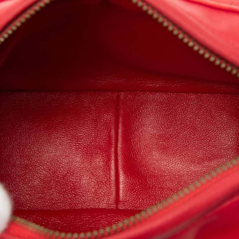 Chanel CC Quilted Lambskin Tassel Camera Bag Red Leather Good condition - Model View