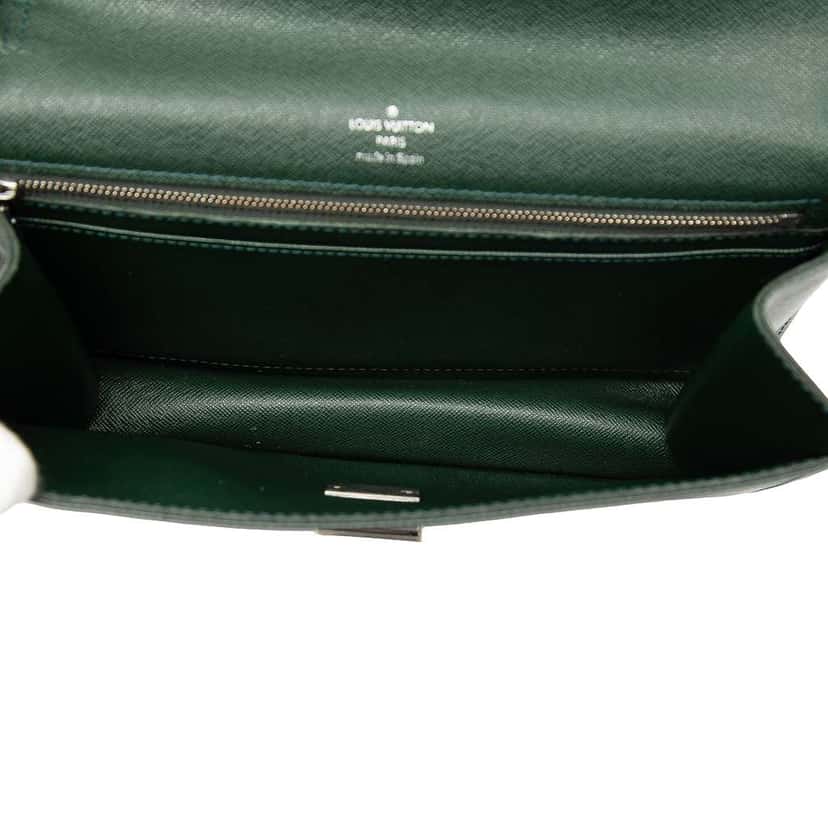 Louis Vuitton Taiga Selenga Green Leather Good condition - Model View