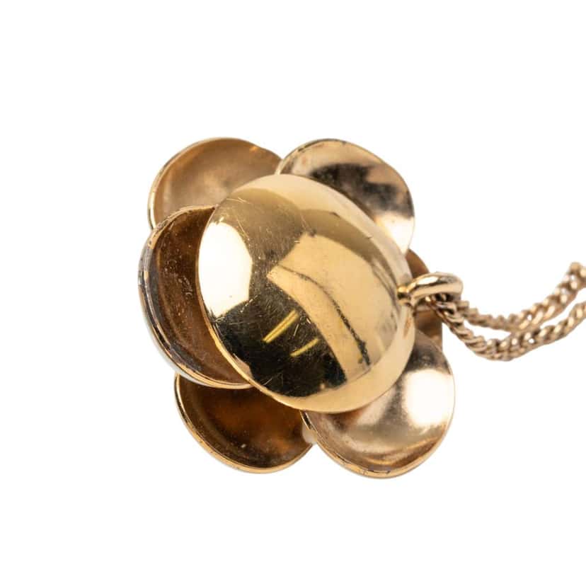Chanel CC Gold Plated Enamel Camellia Pendant Necklace Gold Metal Good condition - Model View