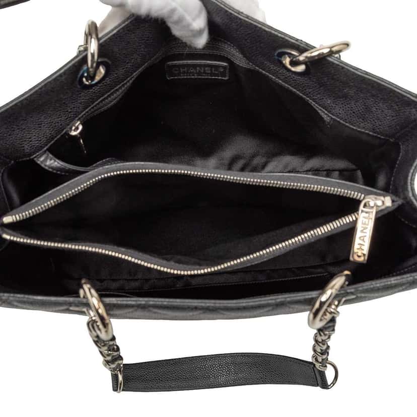 Chanel Caviar Grand Shopping Tote Black Leather Good condition - Model View