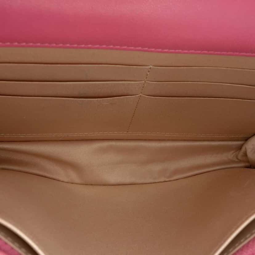 Chanel CC Embossed Lambskin Camellia Wallet On Chain Pink Leather Good condition - Model View