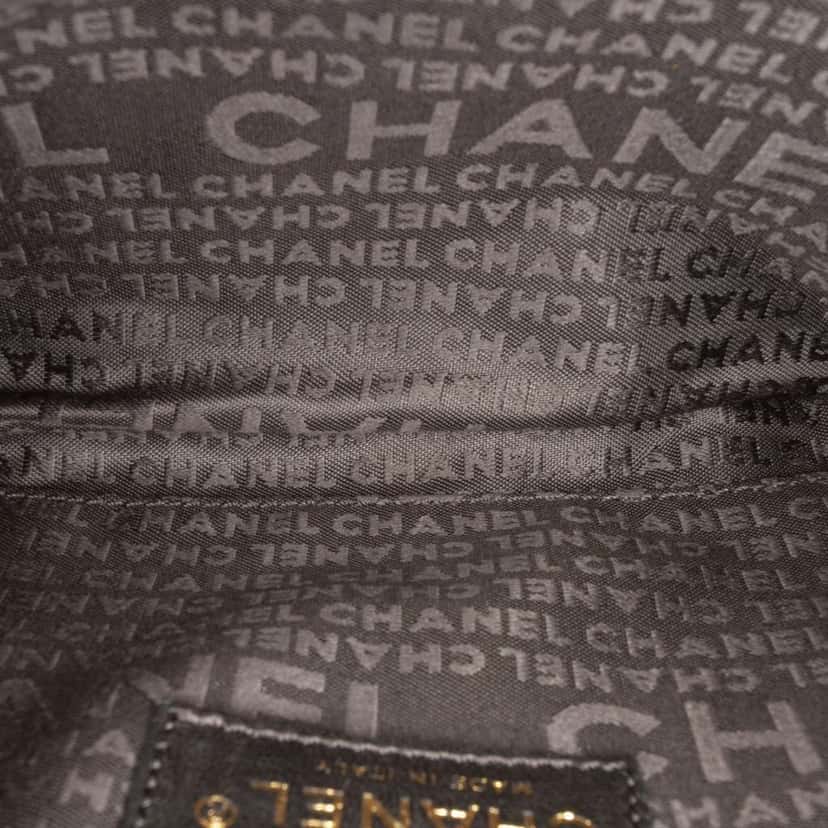 Chanel Wool Needlepoint Precious Symbols Pochette Black Wool Good condition - Model View