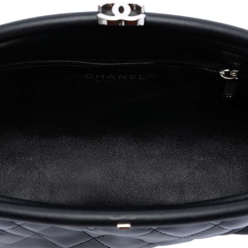 Chanel CC Quilted Patent Kiss Lock Clutch Black Leather Good condition - Model View
