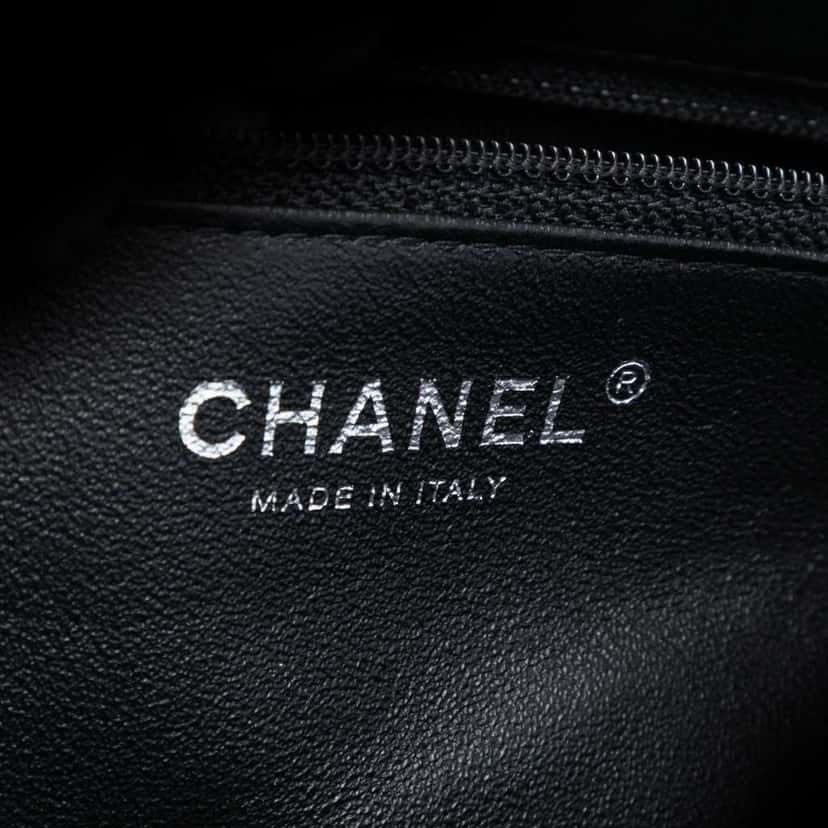 Chanel CC Quilted Patent Kiss Lock Clutch Black Leather Good condition - Box View