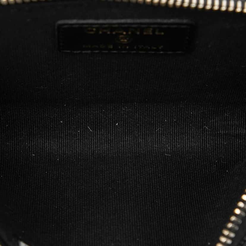 Chanel CC Quilted Caviar Zip Around Coin and Card Holder Black Leather Good condition - Model View
