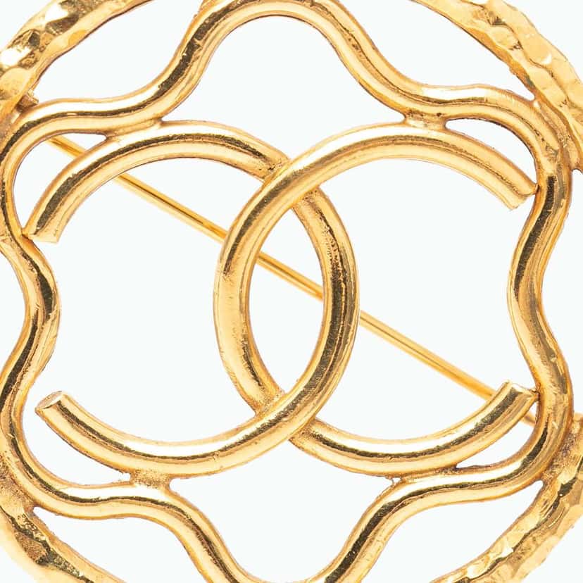 Chanel CC Gold Plated Round Brooch Gold Metal Very good condition - Model View