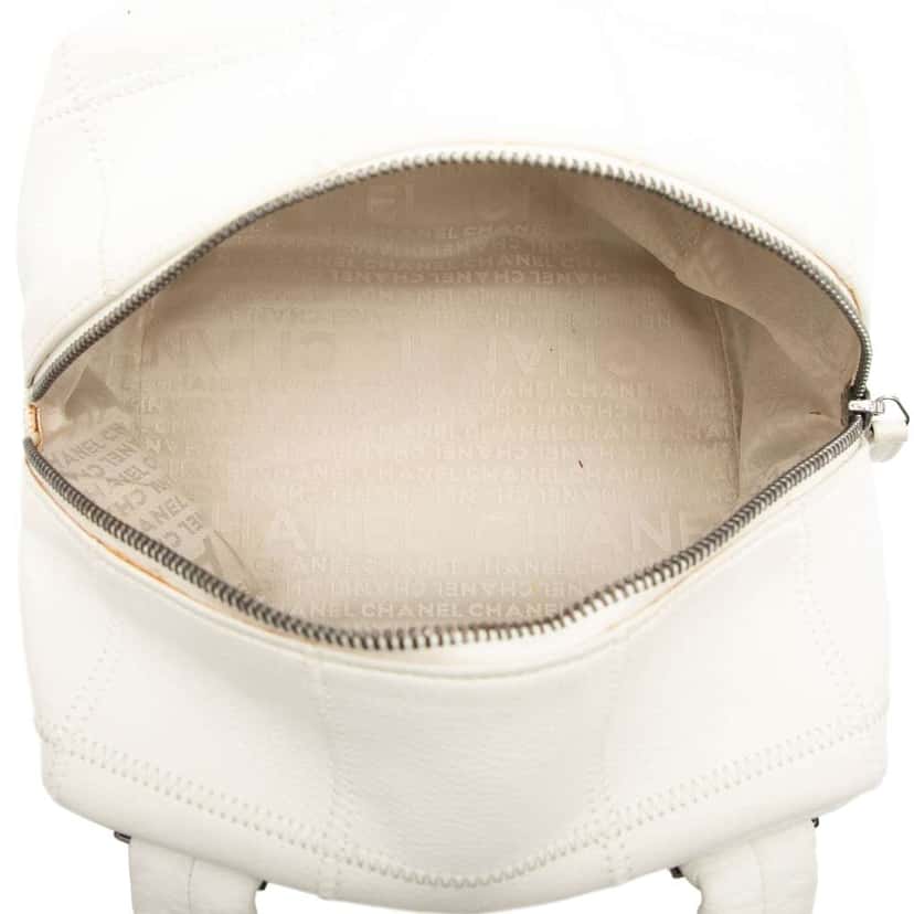 Chanel Mini Caviar Choco Bar Handbag White Leather Good condition - Model View