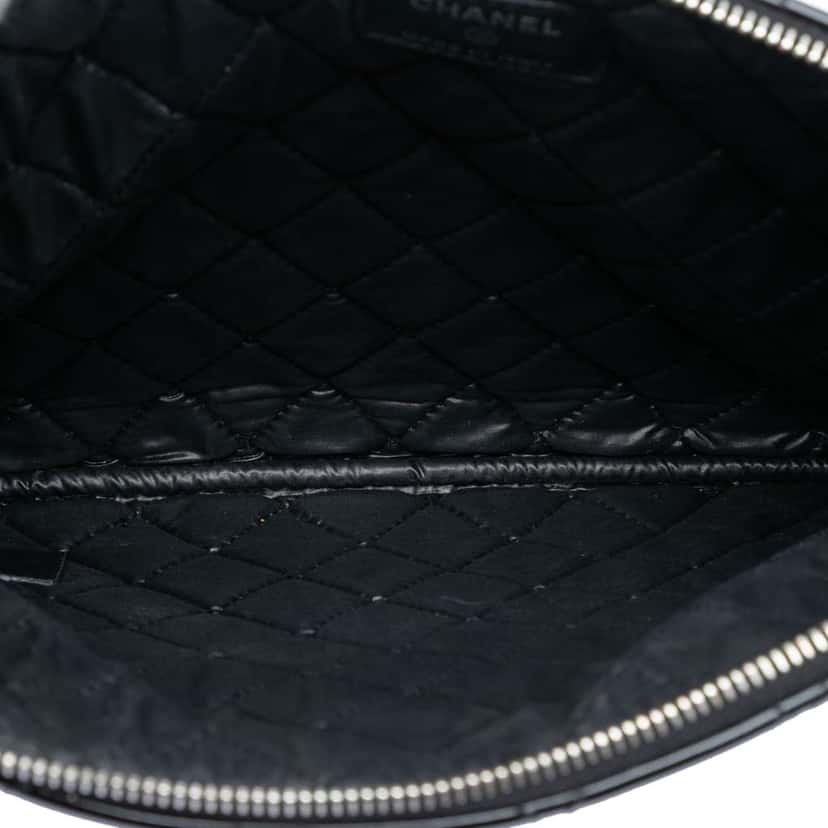 Chanel Medium Quilted Patent O Case Clutch Black Leather Good condition - Model View