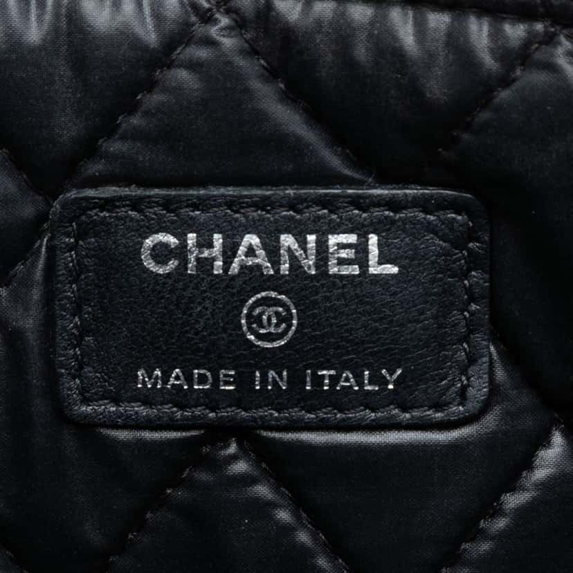 Chanel Medium Quilted Patent O Case Clutch Black Leather Good condition - Box View