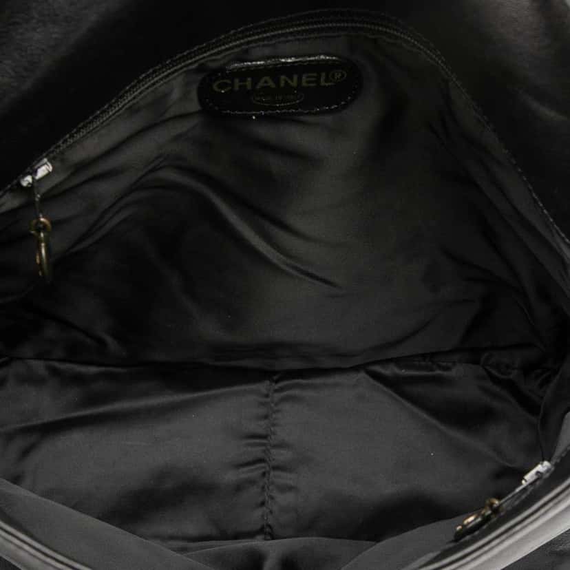 Chanel CC Lambskin Tassel Flap Messenger Bag Black Leather Good condition - Model View