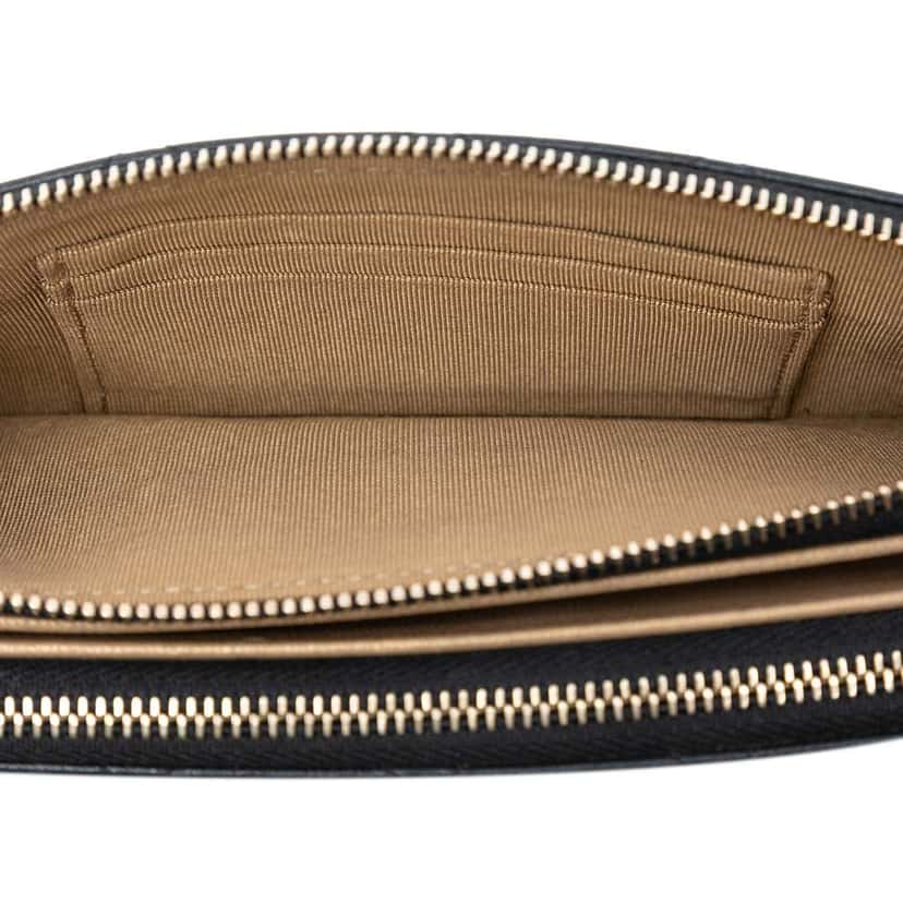 Chanel CC Quilted Goatskin Chic Pearls Double Zip Clutch With Chain Black Leather Good condition - Model View