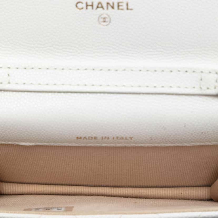 Chanel CC Quilted Caviar Medallion Charm Clutch With Chain White Leather Very good condition - Model View