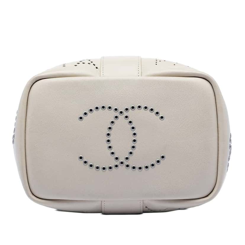 Chanel Small Perforated Calfskin Logo Eyelet Bucket Bag White Leather Very good condition - Inside View