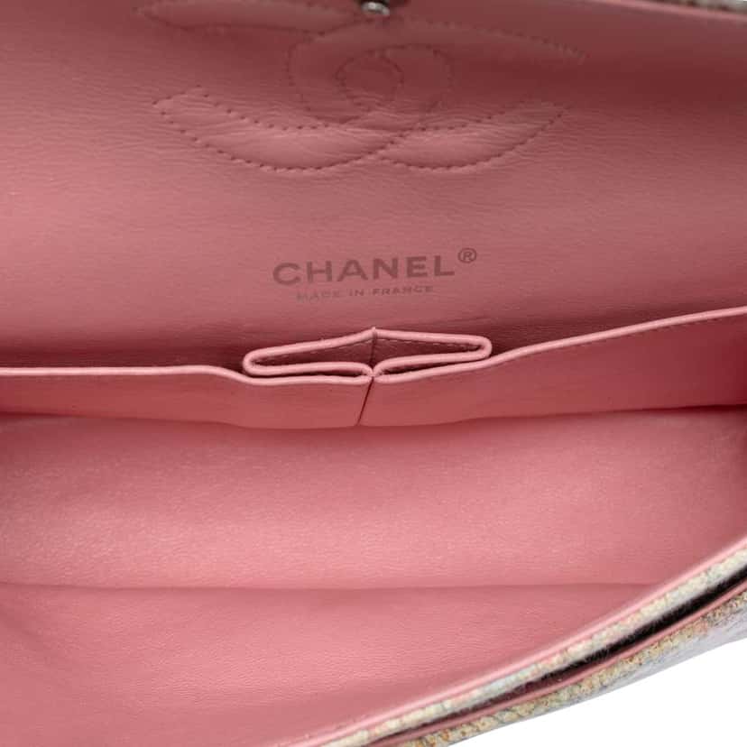 Chanel Medium Classic Tweed Camellia Double Flap Pink Tweed Very good condition - Model View