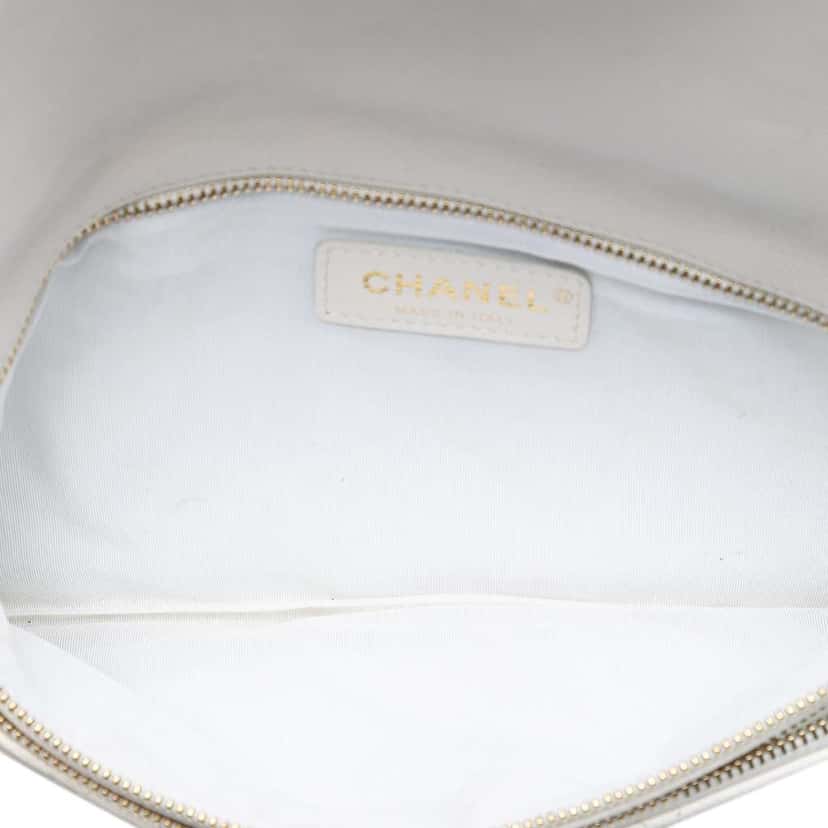 Chanel Quilted Caviar East West Flap Clutch White Leather Good condition - Model View