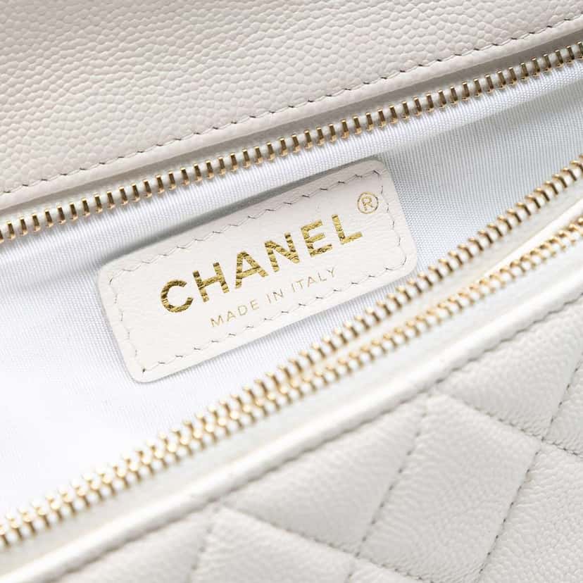 Chanel Quilted Caviar East West Flap Clutch White Leather Good condition - Box View