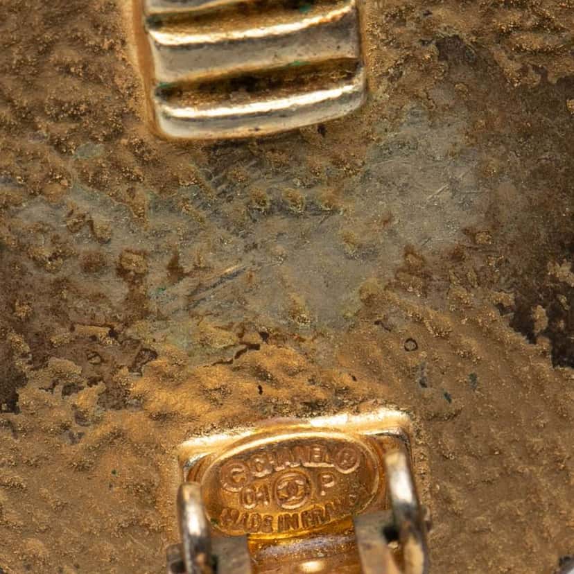 Chanel CC Gold Plated and Enamel Round Button Clip On Earrings Gold Metal Very good condition - Inside View