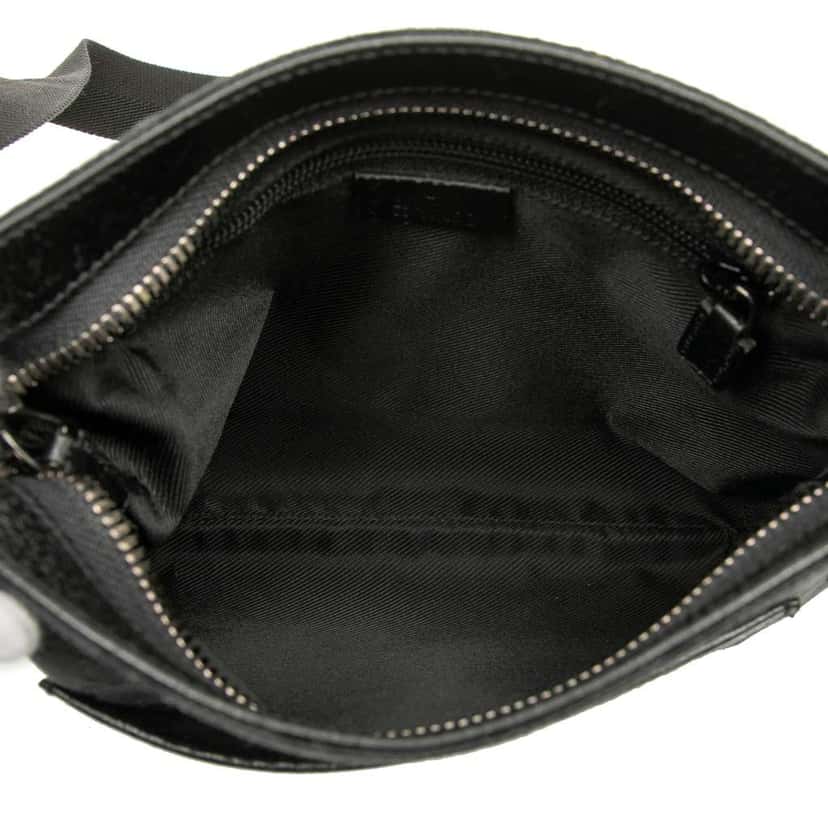 Gucci GG Canvas Crossbody Black Canvas Good condition - Model View