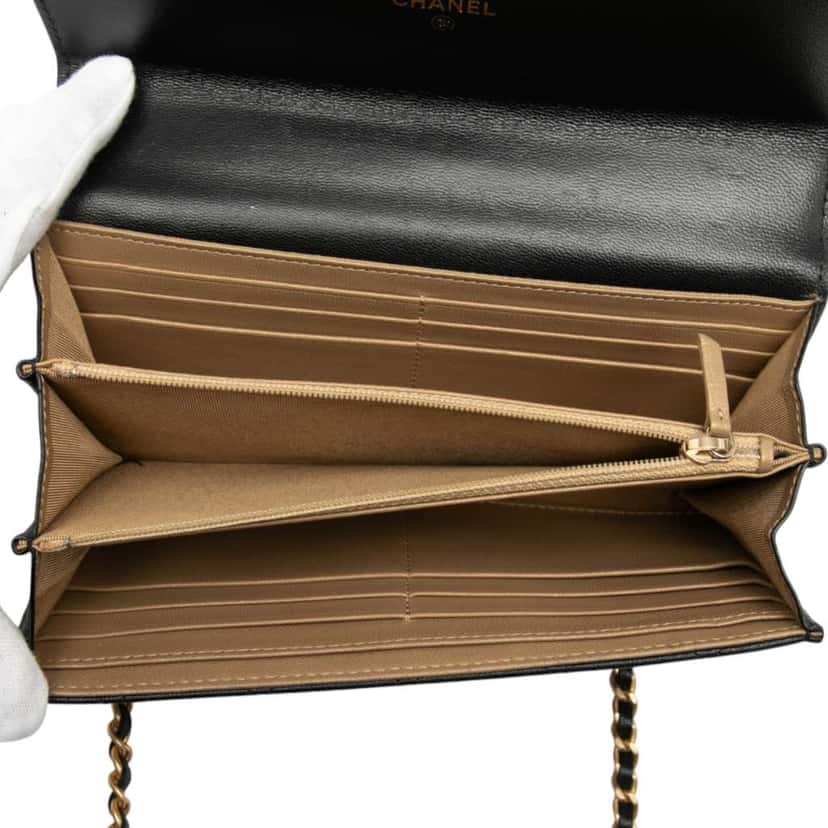 Chanel Quilted Goatskin Chic Pearls Clutch with Chain Black Leather Good condition - Model View