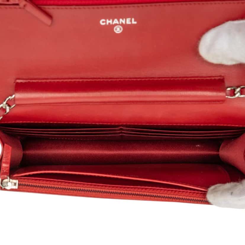 Chanel CC Embossed Lambskin Camellia Wallet On Chain Red Leather Very good condition - Model View