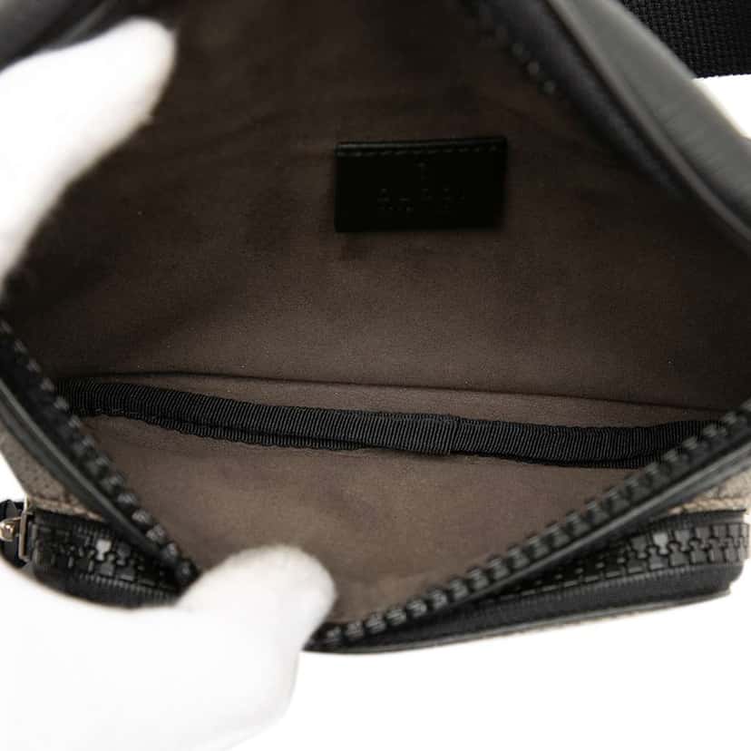 Gucci GG Supreme Belt Bag Brown Canvas Good condition - Model View
