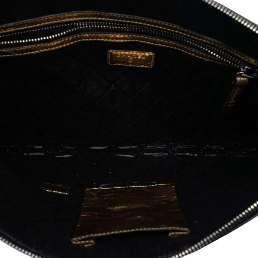 Chanel Metallic Crinkled Calfskin Feministe Mais Feminine Pouch Gold Leather Good condition - Model View