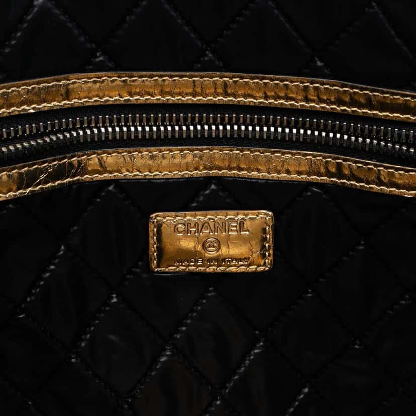 Chanel Metallic Crinkled Calfskin Feministe Mais Feminine Pouch Gold Leather Good condition - Box View