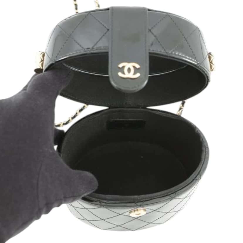 Chanel CC Quilted Patent Round Vanity Clutch With Chain Black Leather Very good condition - Model View