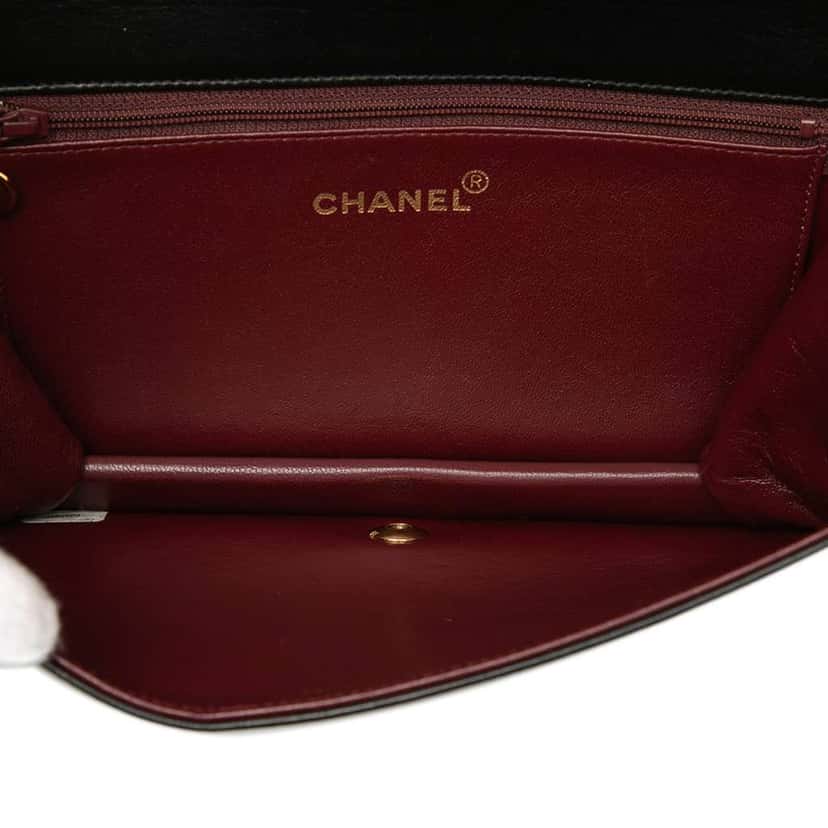 Chanel CC Quilted Lambskin Full Single Flap Black Leather Very good condition - Model View