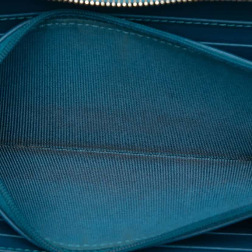 Chanel CC Quilted Caviar Zip Around Long Wallet Blue Leather Very good condition - Model View