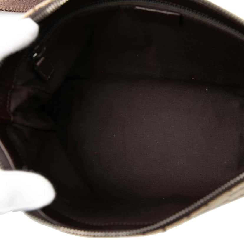 Gucci GG Canvas Crossbody Brown Canvas Very good condition - Model View