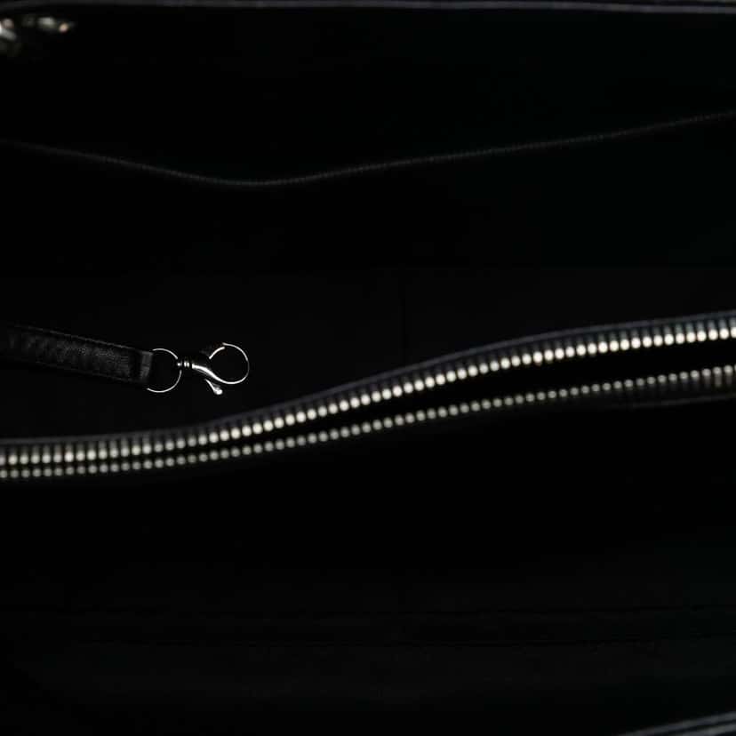 Chanel Caviar Grand Shopping Tote Black Leather Good condition - Model View