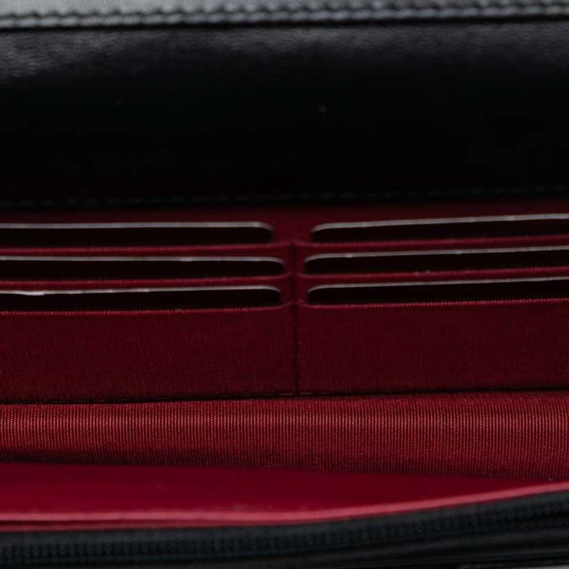 Chanel CC Quilted Lambskin Diamond Lock Wallet on Chain Black Leather Very good condition - Model View
