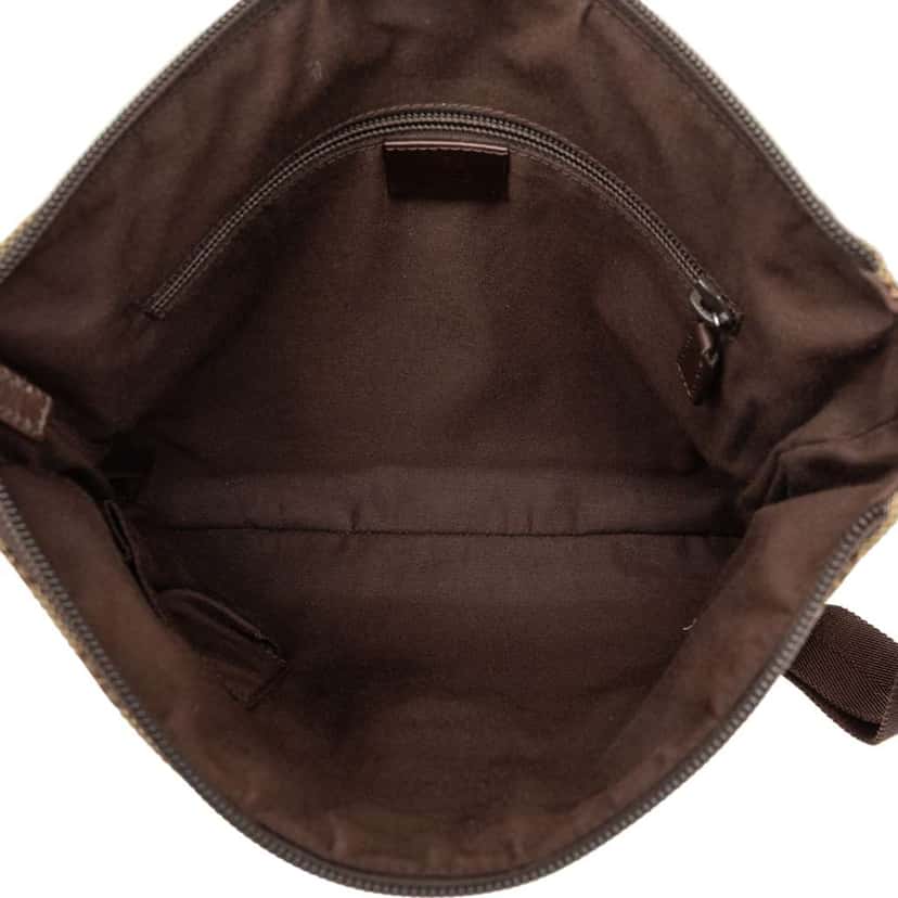Gucci GG Canvas Crossbody Brown Canvas Very good condition - Model View