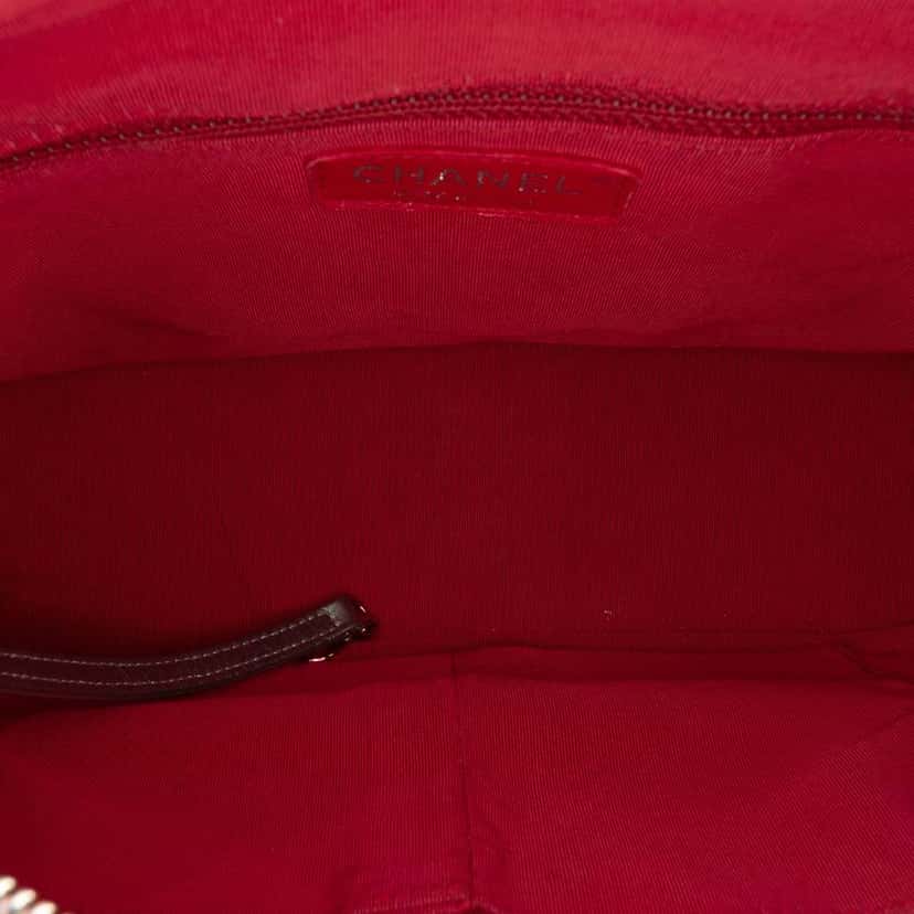 Chanel Medium Iridescent Calfskin Gabrielle Crossbody Purple Leather Very good condition - Model View