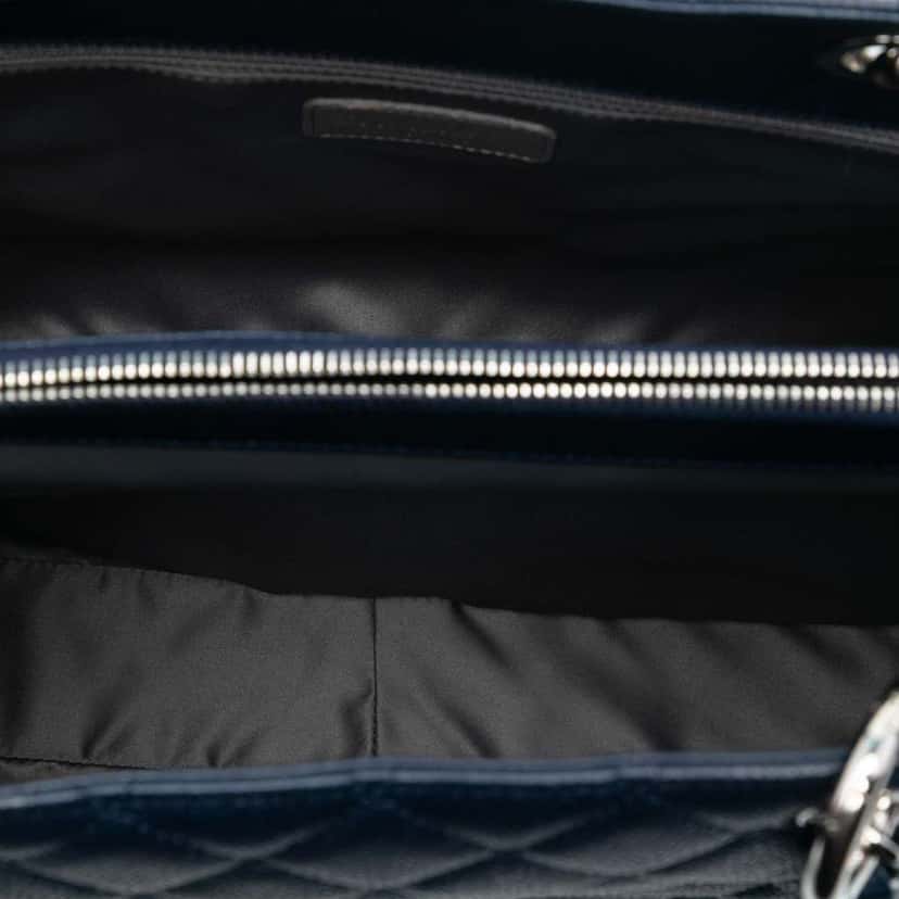 Chanel Caviar Grand Shopping Tote Blue Leather Very good condition - Model View