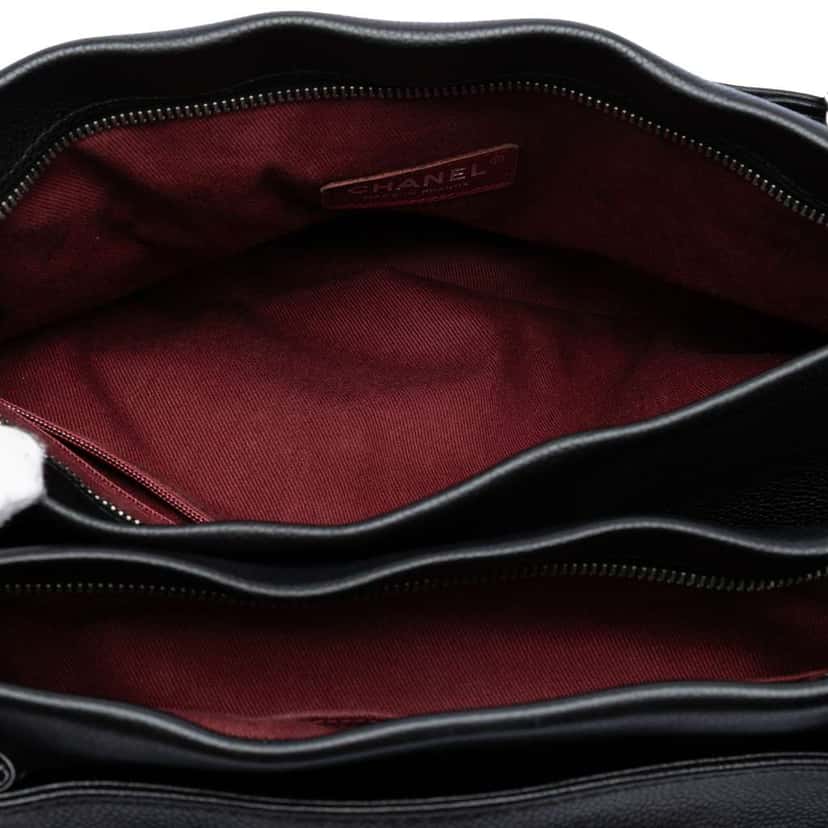 Chanel CC Caviar Tuck Tote Black Leather Good condition - Model View